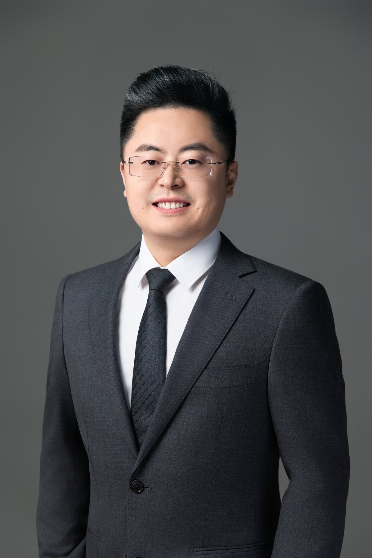 罗伟律师形象照